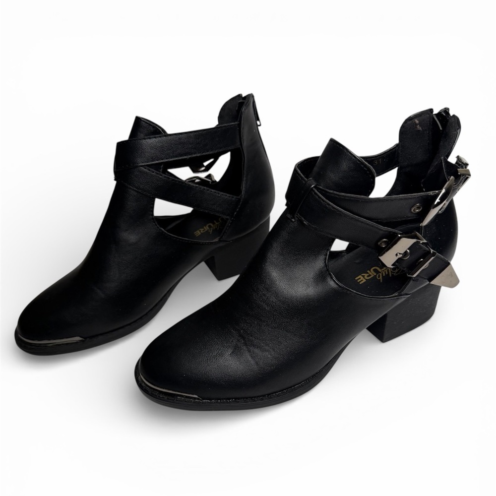 Club Couture Women’s Black Buckles Ankle Boot size 7